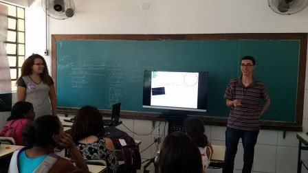 Brenda e André em sua apresentação audiovisual
