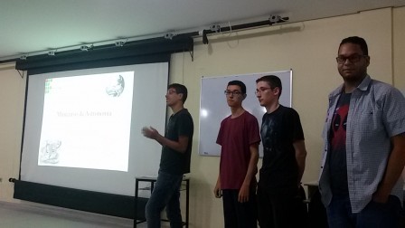 Dérick, André, Rafael e João discutem problemas astronômicos resolvidos pelos gregos na antiguidade