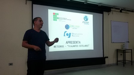 Eduardo apresenta a palestra sobre Meteoros