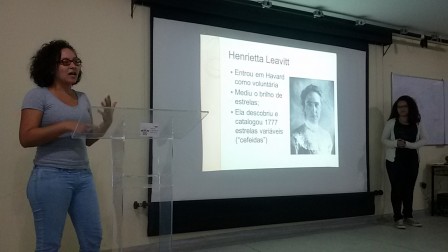 Josiene e Brenda na apresentação sobre mulheres na Astronomia