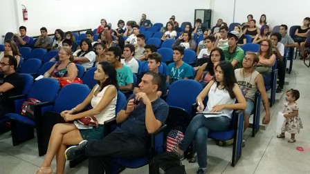 Jovens alunos do público presente