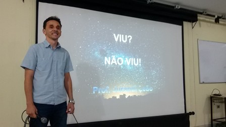 Professor Jurandi em sua apresentação sobre a possibilidade de vida fora da Terra