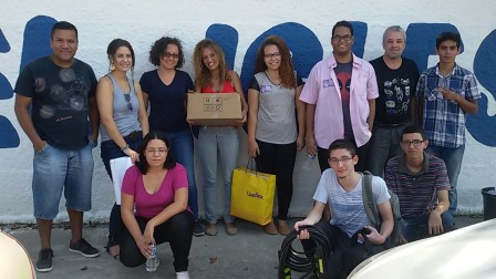Professor Ricardo Plaza com bolsistas do IFSP na entrada da Escola Estadual Ismael Iglesias