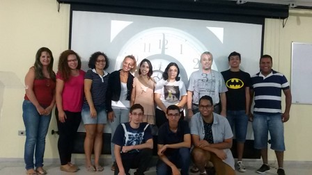 Professor Ricardo Plaza com estudantes que organizaram este cinedebate