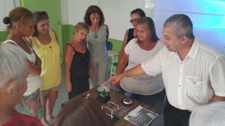 Professor Ricardo Plaza explica experimentos de física aos alunos