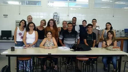 Professor Ricardo e seus treze bolsistas de extensão e de iniciação científica em laboratório do IFSP