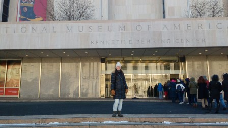 Professora Jaqueline Lopes em visita a um museu nos EUA