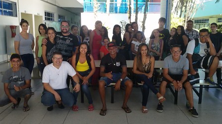 Professores e alunos da Escola Ismael Iglesias com bolsistas do IFSP