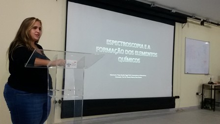 Thays em sua apresentação sobre espectroscopia e a formação dos elementos químicos