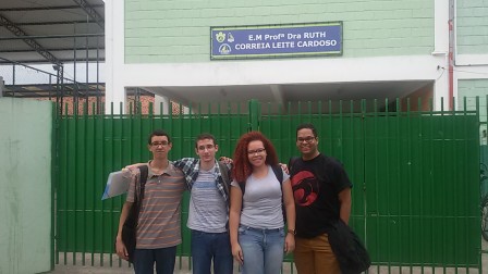 André, Rafael, Brenda e João na entrada da Escola Ruth Cardoso