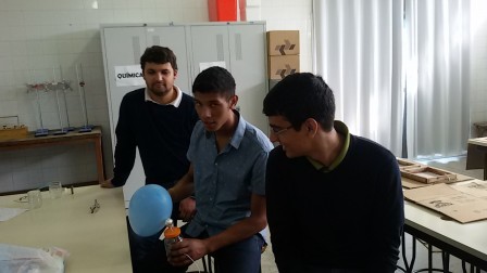 Brenno, Vinicius e Marcio apresentam uma garrafa de Leyden