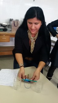 Elisabete apresenta o experimento de Oersted