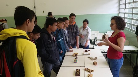 Josiene apresenta os jogos matemáticos aos alunos