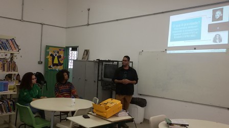 João apresenta sua palestra sobre gravidade