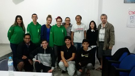 Professor Ricardo Plaza com seus bolsistas que organizaram o cinedebate