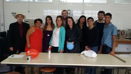 Professor Ricardo com seus alunos da disciplina “Interface da Matemática com a Física 3”