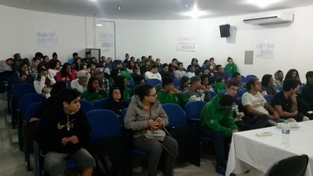 Público presente no cinedebate sobre o filme “Vista a minha pele”