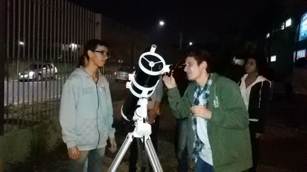 Estudantes fazem observações do ceú com telescópios após o anoitecer