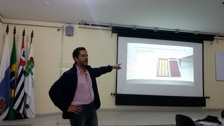 Professor José Américo durante a apresentação de seu colóquio