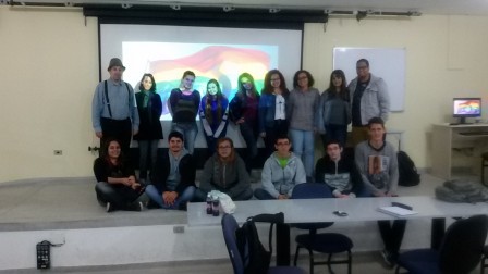 Professor Ricardo Plaza com bolsistas que organizaram este cinedebate