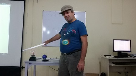 Professor Ricardo Plaza com o experimento de física “Bola de plasma”