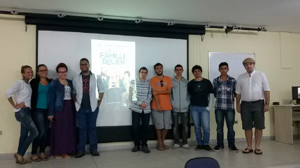 Bolsistas que organizaram o cinedebate juntamente com o professor Ricardo Plaza
