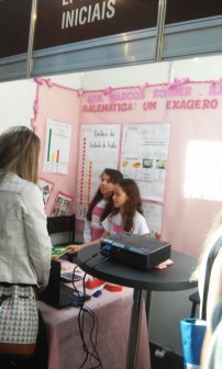 Crianças apresentam trabalhos de ensino de matemática desenvolvidos em sala de aula
