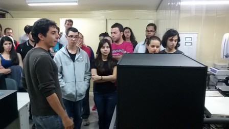 Professor Eder apresenta equipamentos experimentais do Laboratório Nacional de Astrofísica aos alunos