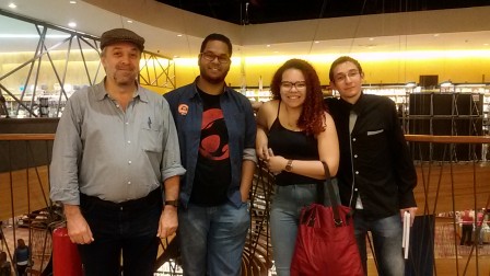Professor Ricardo com João, Brenda e Rafael na Livraria Cultura