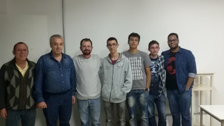 Professores Gilberto, Ricardo e Oscar com estudantes do IFSP-Caraguatatuba