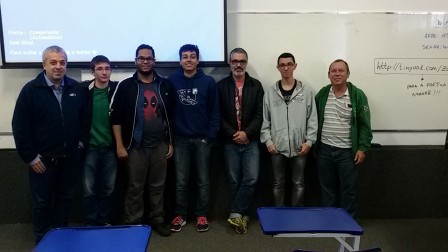 Professores Ricardo, Hektor e Gilberto com estudantes do IFSP