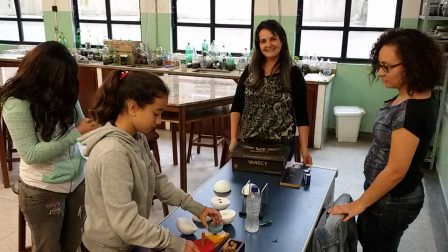 Adriana e Josiene durante atividades experimentais de física e matemática