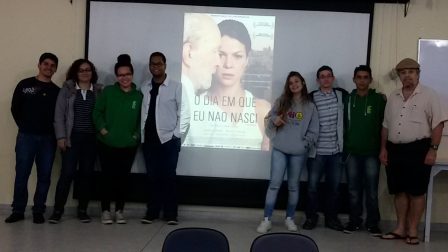 Bolsistas com professor Ricardo Plaza no início da exibição de “O dia em que eu não nasci”