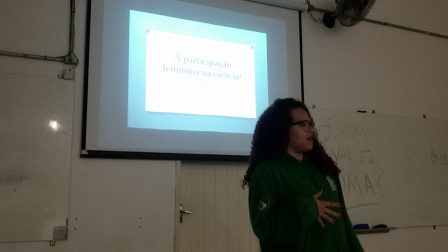 Brenda em sua palestra