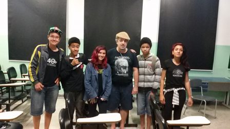 Estudantes da escola Tancredo com professor Ricardo Plaza