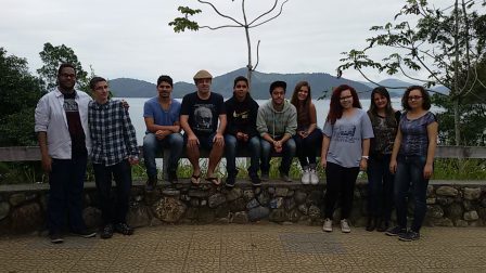 Estudantes do IFSP-Caraguatatuba e professor Ricardo Plaza em Ubatuba