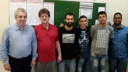 Professores Ricardo Plaza e Marcelo Porto Allen com estudantes do IFSP-Caraguatatuba