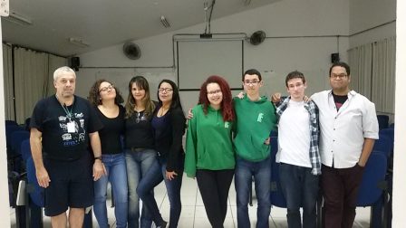 Professor Ricardo Plaza e estudantes do IFSP na Escola Colônia dos Pescadores