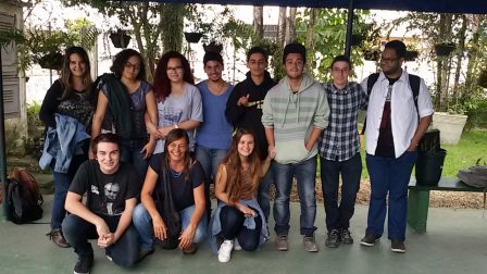 Professora Sabine com estudantes do IFSP-Caraguatatuba