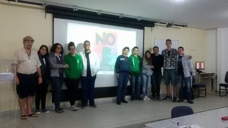 Professores Ricardo Plaza com bolsistas antes da exibição do filme “No”