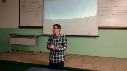 Rafael Brock explicando o funcionamento do programa Stellarium