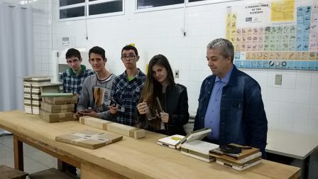 Bolsistas com o professor Ricardo conferindo parte do material experimental de física que foi doado para o IFSP Caraguatatuba