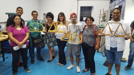 Algumas das pontes de macarrão de alunos que participaram do concurso