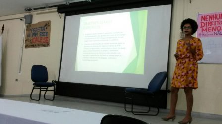 Aluna apresenta trabalho na área de gestão
