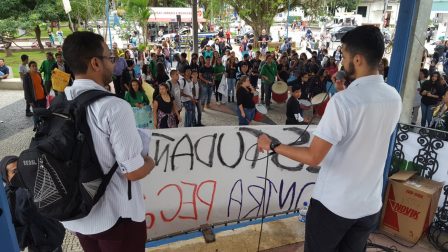 Aula pública no largo do coreto sobre retrocessos na educação