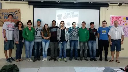 Bolsistas com professor Ricardo Plaza no cinedebate sobre o filme “Um grito de socorro”