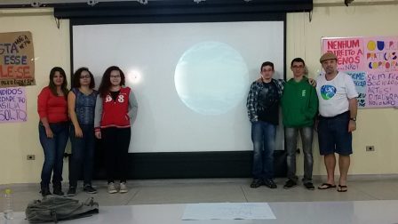 Bolsistas e professor Ricardo Plaza no cinedebate sobre Extraterrestres