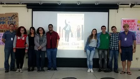 Danilo e professor Ricardo Plaza com bolsistas no cinedebate sobre o filme “Primeiro da classe”