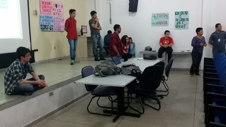 Equipe que organizou o cinedebate discute temas relacionados ao filme “Primeiro da classe”