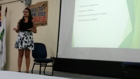 Estudante apresenta trabalho na área de gestão